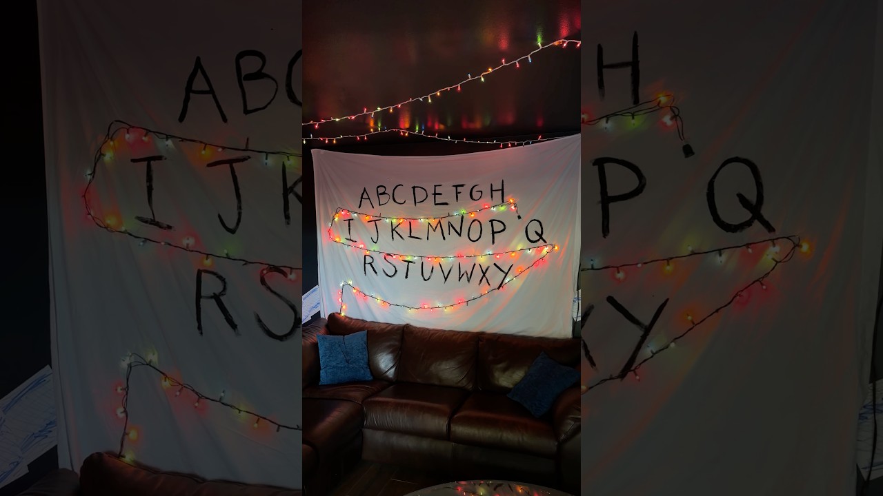 Какая вечеринка в стиле «Очень странных дел» может обойтись без знаменитой стены с алфавитом! 