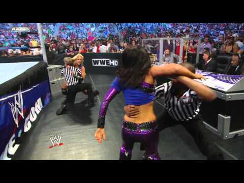 SmackDown: Layla vs. Michelle McCool