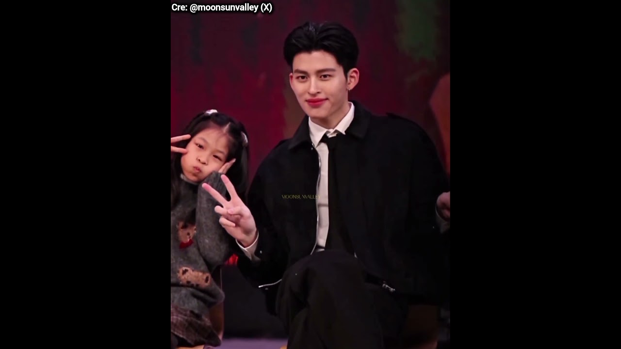 It's rare to see kids hugging strangers, so Pond must give off warm vibes for the girl to hug him 🤗