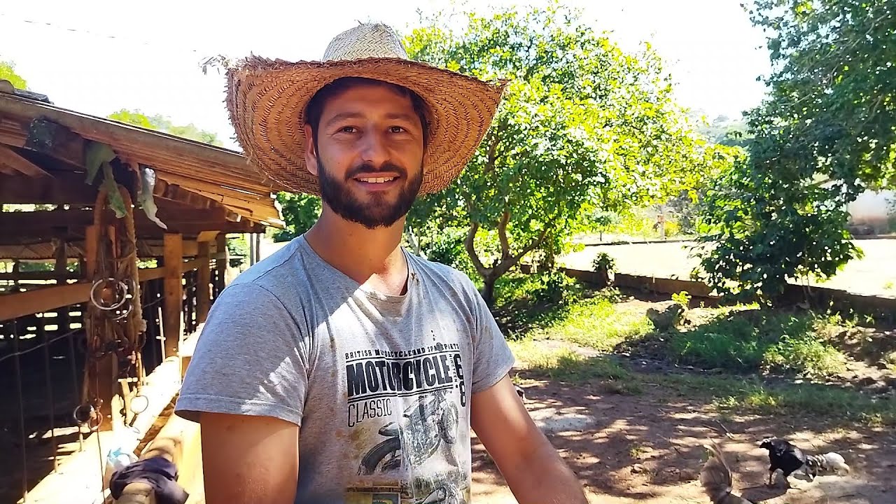 DEPOIS QUE O PAI FALECEU, FICOU SOZINHO NA ROÇA, LIDANDO COM A  LAVOURA DE CAFÉ E ANIMAIS  DO SITIO