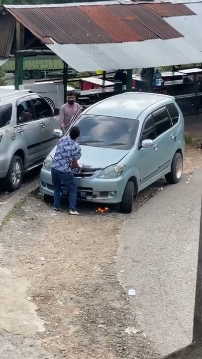Mobil terbakar