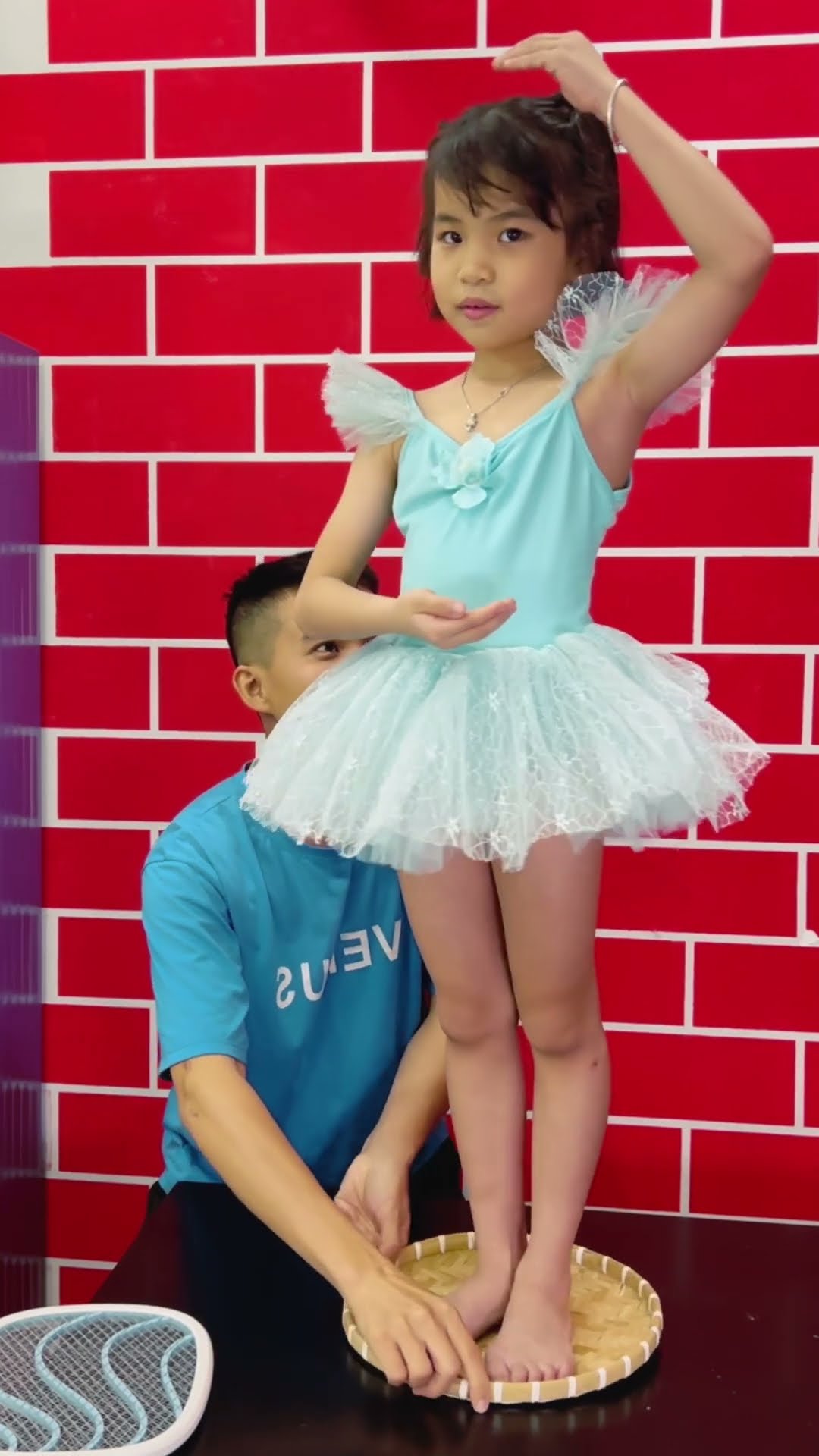 Wind-up music box | Just for fun - Ba và con gái hộp nhạc #shorts