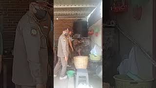 Street Vendors at Batulayar Sacred Tomb Resist as Satpol PP Conducts Crackdown