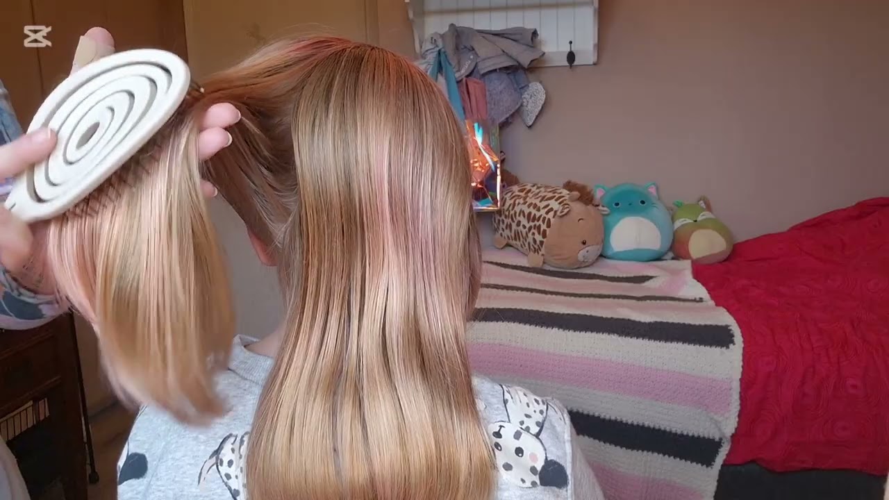 Заплетаю косички моей дочери [ ASMR ]