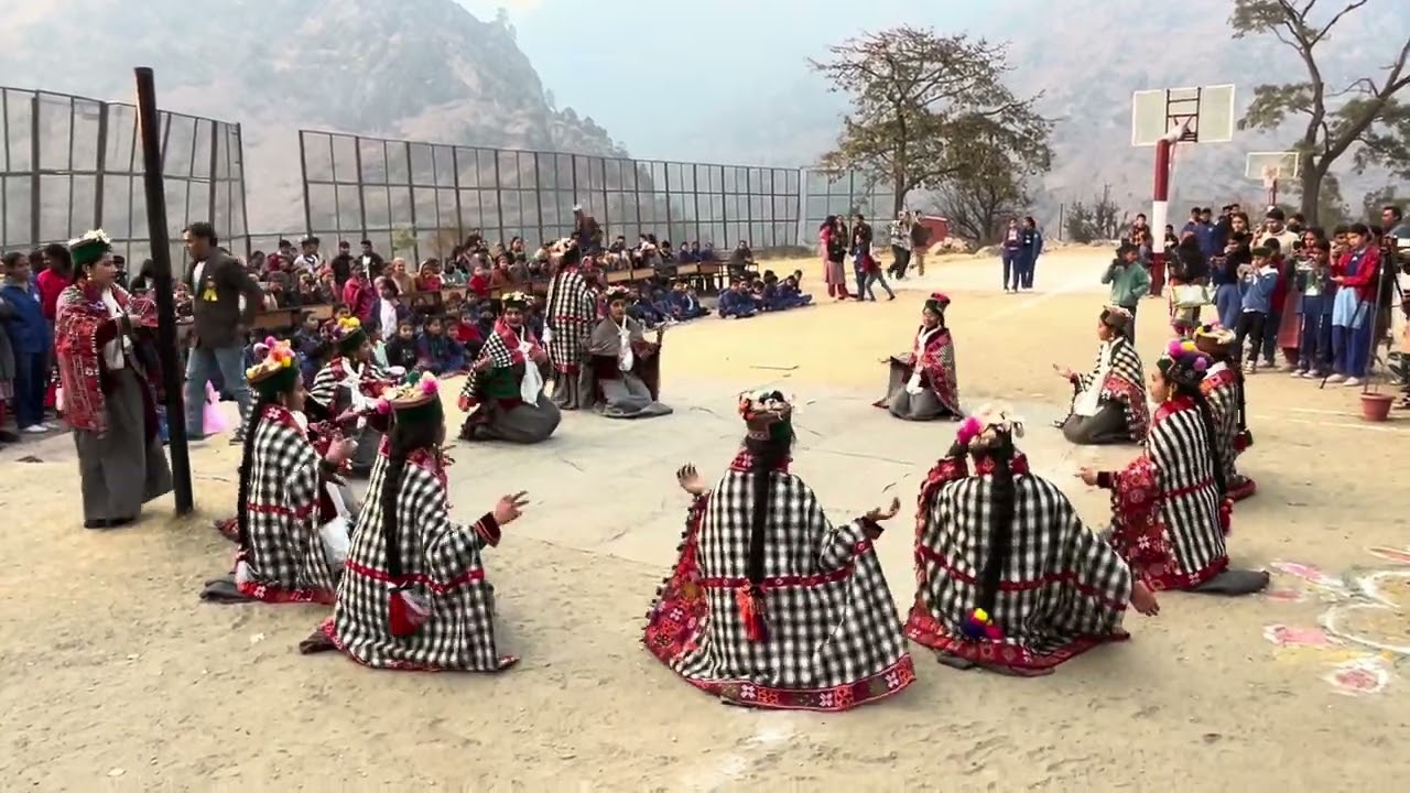 gss school jeori girls ka kinnauri dance