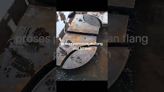 proses pemotongan flang 50 mm untuk pedestal kolom pompa banjir