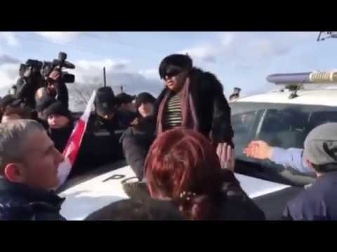 გურჯაანში „ნაციონალური მოძრაობის“ მხარდამჭერი პოლიციის ავტომობილზე ავიდა