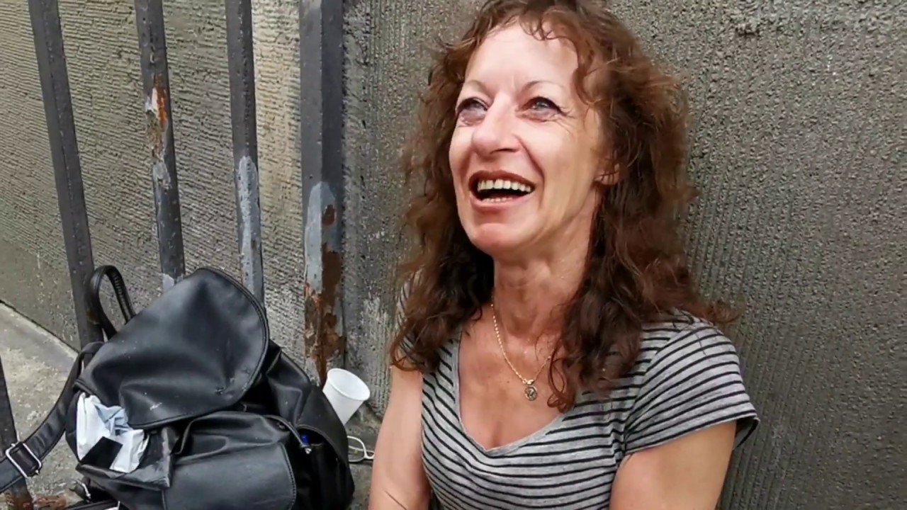 Ewa - mama z Dworca ZOO. Nazbierałam butelki, idźcie je sprzedać.