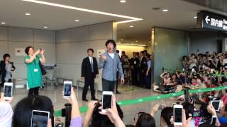 Benedict Cumberbatch arriving at Narita Airport, 15 July 2013