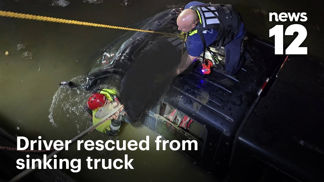 Впечатляющие кадры показывают, как водителя спасают из грузовика, тонущего в ледяной реке Хакенса...