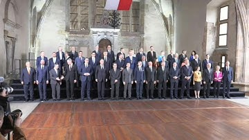 European leaders take family photo at Prague summit | AFP