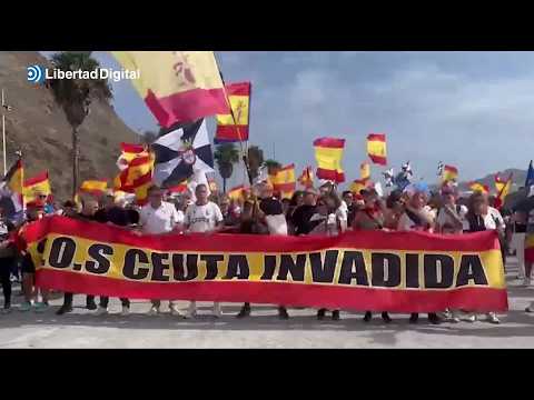 Ceutíes marchan, en defensa de la españolidad de la ciudad, hacia el Tarajal
