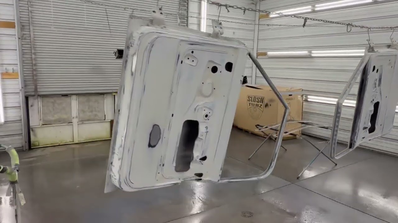 Детали для Mercedes-Benz C10 1968 года выпуска готовы к нанесению двухкомпонентной эпоксидной гру...