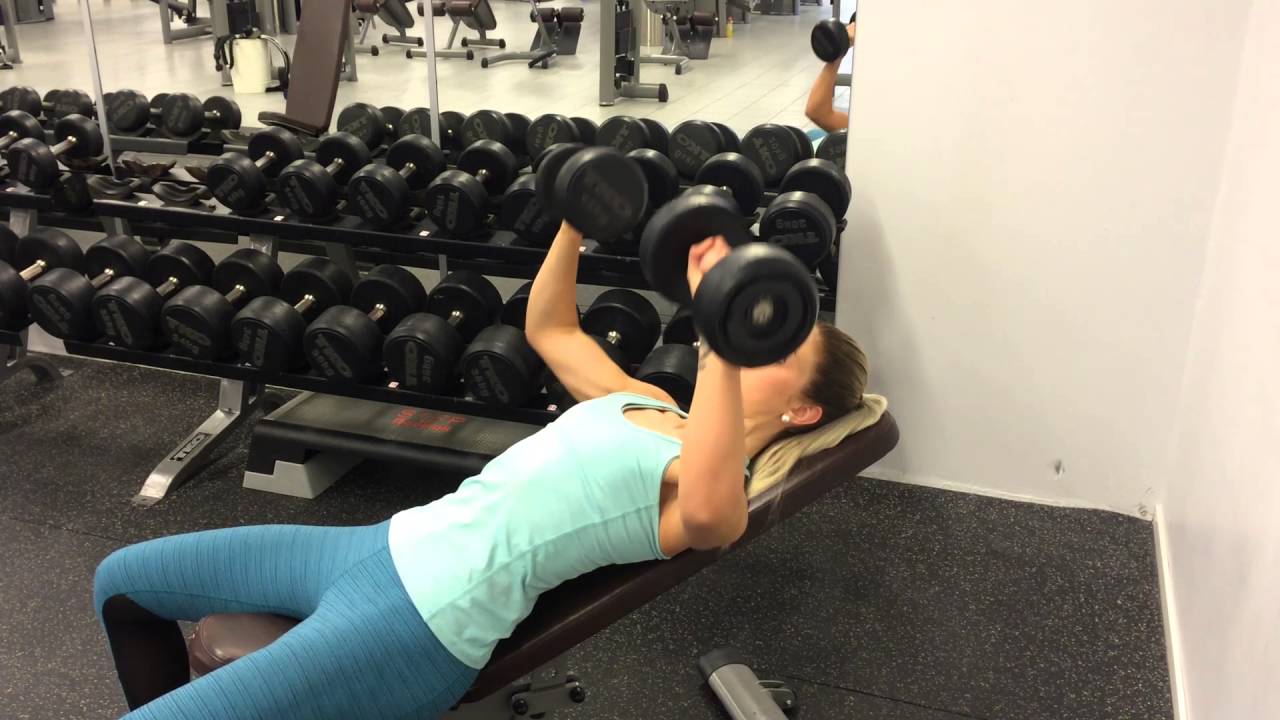 Skrå benkpress med manualer