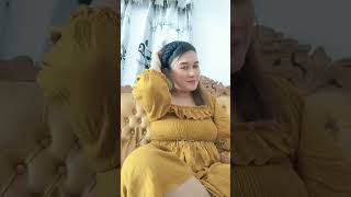 Duduk Santai Di Atas Sofa Manis 08