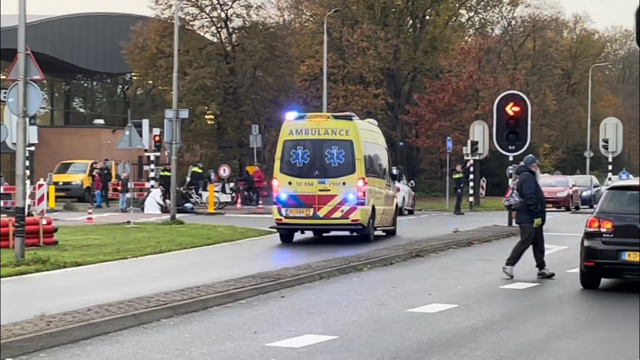 Scooterrijdster glijdt uit op de Heerenduinweg. Ambulance komt met Spoed ter plaatse | 28/11/2022