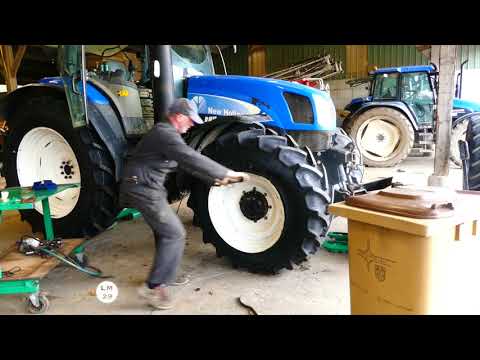 Vidéo: Comment changer un pneu de tracteur dans un jardin ?