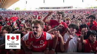 Les fans explosent de joie après la victoire du Canada en match de la FIFA