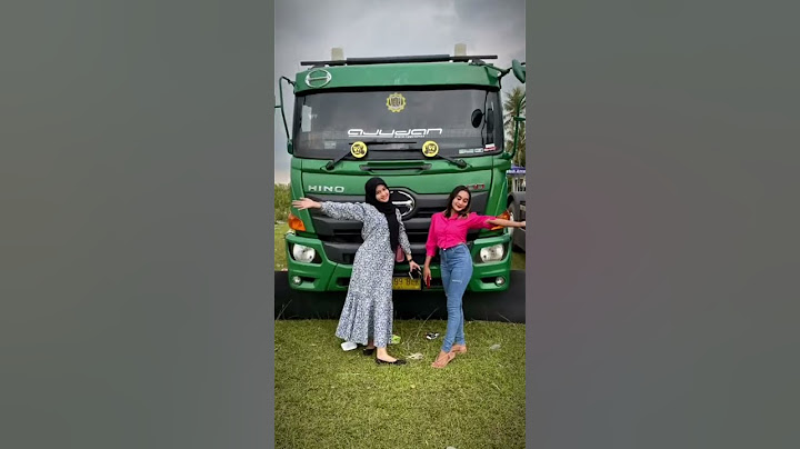 Cuma istri supir yg ketar ketir klo liat suaminya parkir🔥🔥🤙 #hino500 #trukoleng #drivermuda #shorts