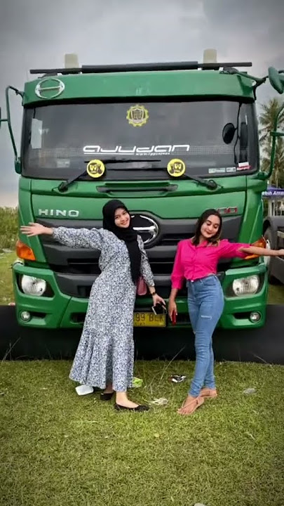 Cuma istri supir yg ketar ketir klo liat suaminya parkir🔥🔥🤙 #hino500 #trukoleng #drivermuda #shorts