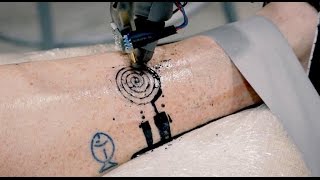 Getting a tattoo from an industrial robot looks intense (Tomorrow Daily 404)