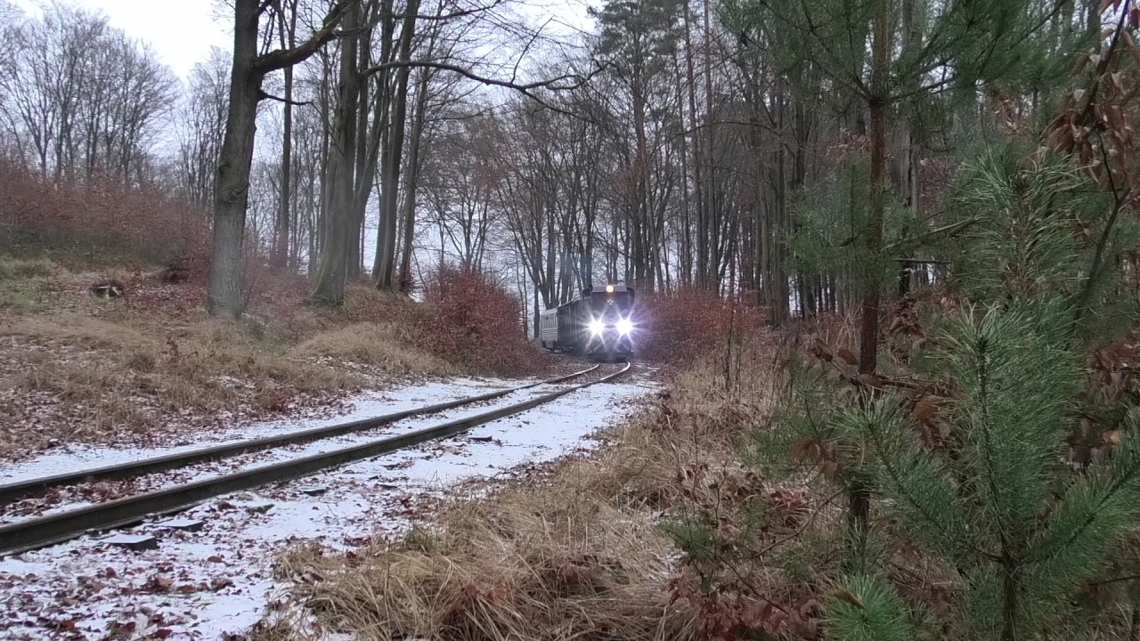 Zimowy klimat na szlaku wąskotorowym. Lxd2-478