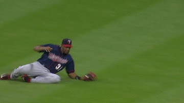 MIN@HOU: Hicks makes a sliding grab to rob Valbuena