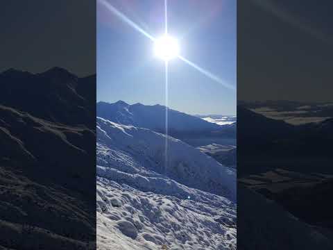 이보다 완벽할 수 있을까요 드디어 뉴질랜드 트레블콘 스키장 첫 주행! 8월 4일 오전 9시 9분, 구름 한 점 없는 하늘 아래, 눈 덮인 설원을 미끄러지며 진짜 여름스키를 시작합니