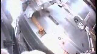 NASA Discovery STS 128 Primer Caminata Daniel y Nicole Parte 2