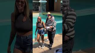 One Pretty Woman = Instant Memory Loss for Tom The SeaWorld Mime!! 🤣🤣🤪