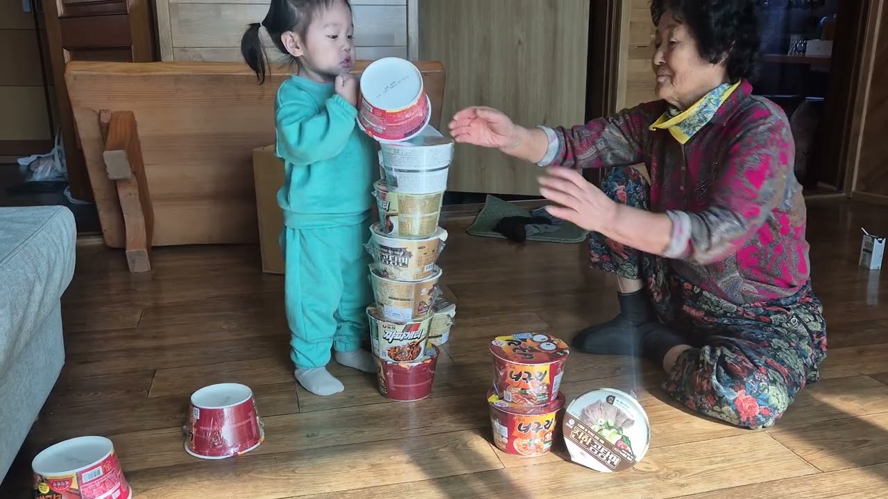 하윤이 컵라면 쌓기 할머니보조 ㅋㅋㅋ