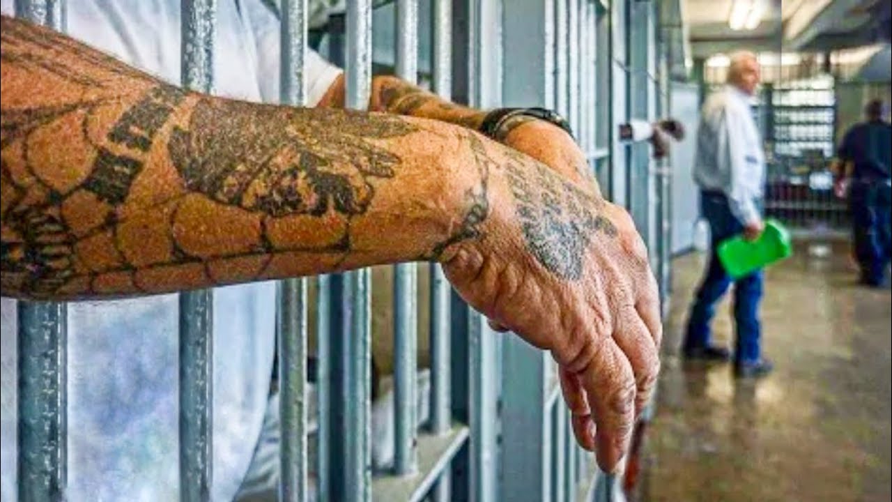 قدر بذكائه يقنعهم انه مسجون عادي  ولكن ما يعرفوش انه مأمور السجن الجديد.. ملخص فيلم BR