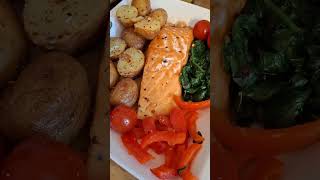 #Stremel Lachsfilet mit Pellkartofelnchen scharf marinated u. spinat dazu🌶🥔🐟🤤😋#Food#Mahlzeit 😍🍽👩‍🍳