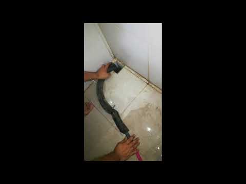 Video: Paano mo aayusin ang sahig na flange sa isang banyo?