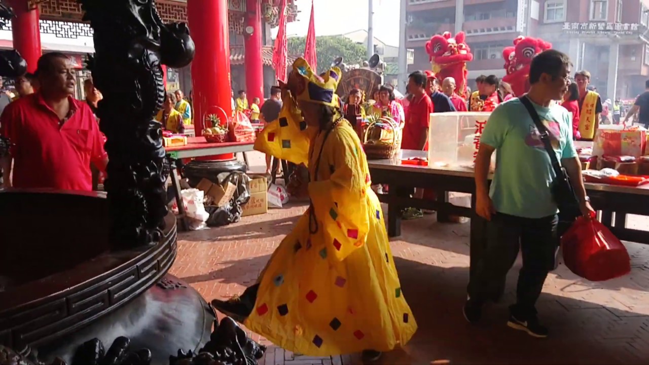 [師父來惹！濟公師父女乩童參禮][太子乩童參禮]～苗栗昭天宮 - YouTube