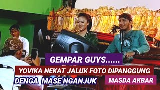 GEMPAR    YOVIKA MINTA FOTO DI PANGGUNG DENGAN MASDA, AKBAR
