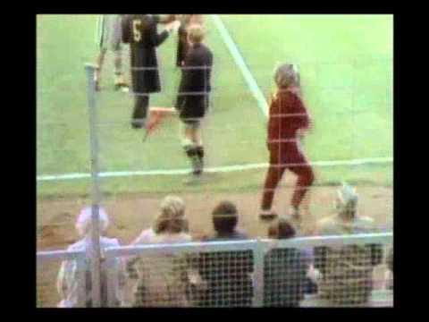 Monty Python - Fotbalový zápas filozofů - YouTube