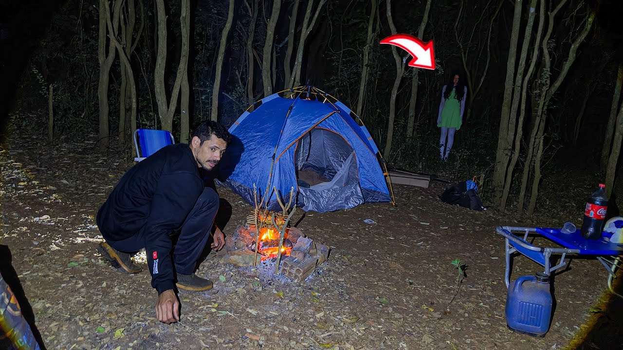 ДЕВУШКА В ЗЕЛЁНОМ ПЛАТЬЕ НАПУГАЛА НАС В ЛАГЕРЕ, КОТОРЫЙ МЫ СОЗДАЛИ В ЛЕСУ