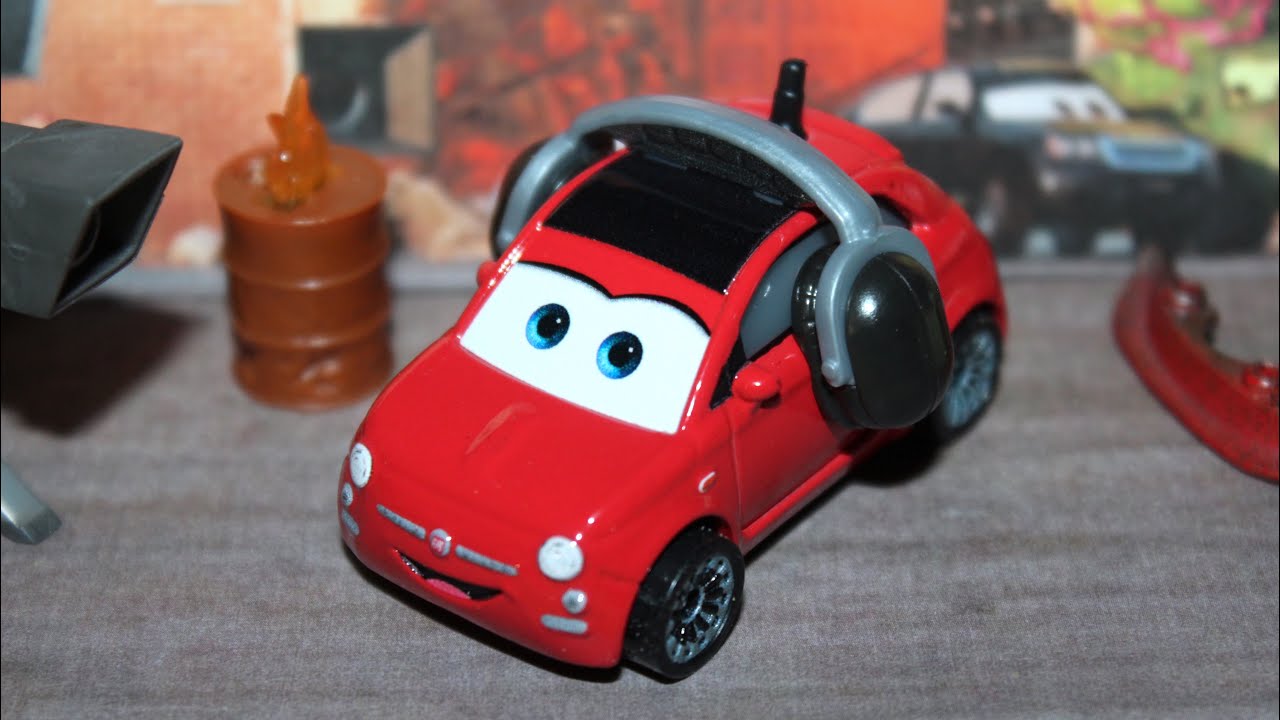 Mattel Disney Cars on the Road Bella Cadavre (BMovie Director) 2Pack