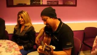 Gitarist Savas Cafe Rose'nin acilisinda..
