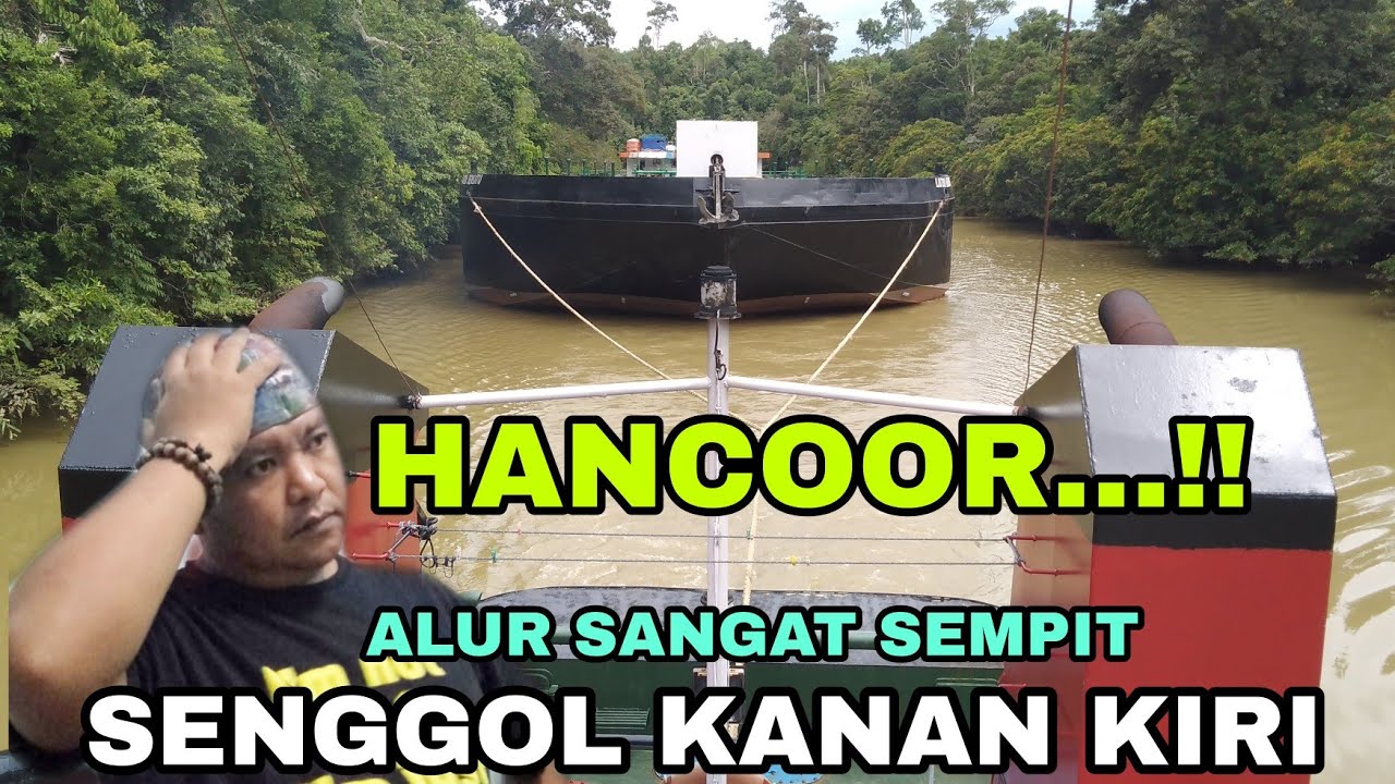 Kapal tugboat tarik tongkang alur sangat sempit