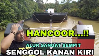 Kapal tugboat tarik tongkang alur sangat sempit