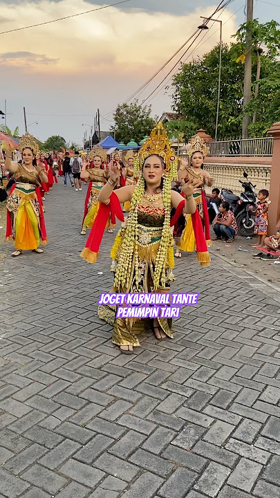 Joget karnaval tante pemimpin tari kostum ratu kerajaan ds sambijajar