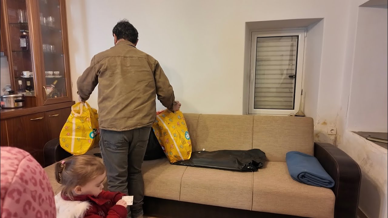 Греческий дом в деревне. В доме сыро и холодно. Ночевать здесь нельзя. 