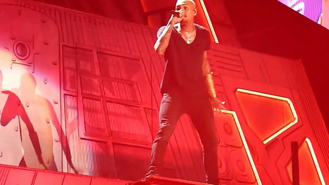 Chris Brown Live Birthday cake Bercy Paris 2012 (by Dwayne Jordan Brown)