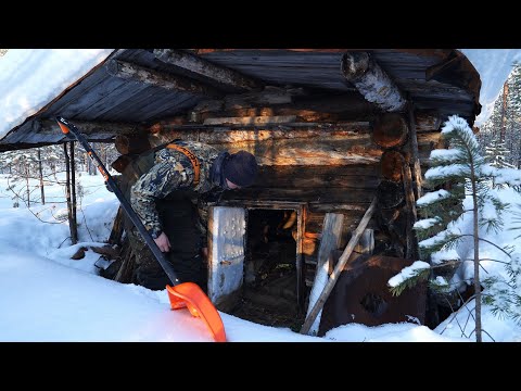 ДВЕ НОЧИ В СТАРОЙ ИЗБЕ  ЗАПОЛЗУХЕ. НАШЁЛ КРУПНОГО ОКУНЯ.