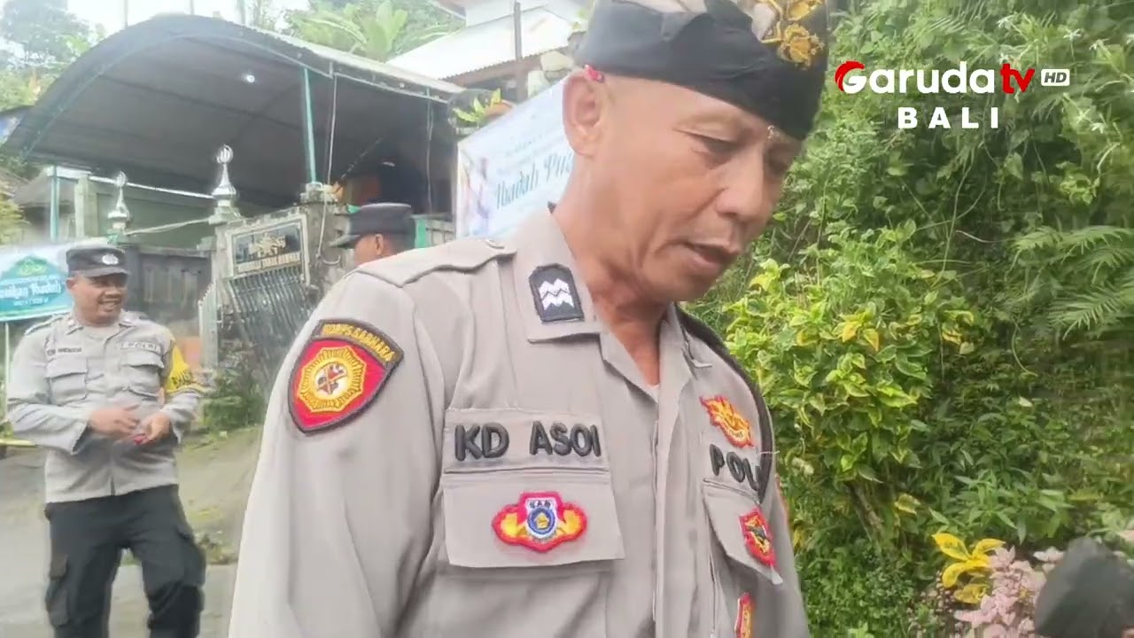 WARGA MUSLIM, HINDU DAN POLISI BERSIHKAN MUSHOLA