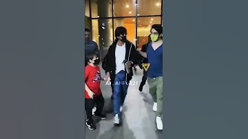 SRK Airport Fan bad behavior #viral #celebrity #video