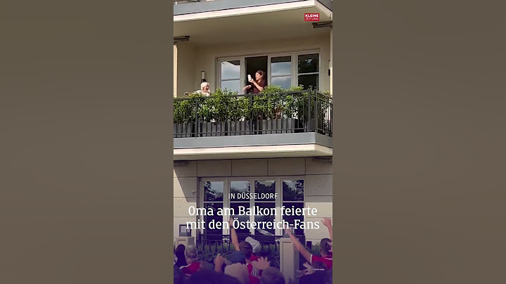 Oma am Balkon feiert mit den Österreich-Fans