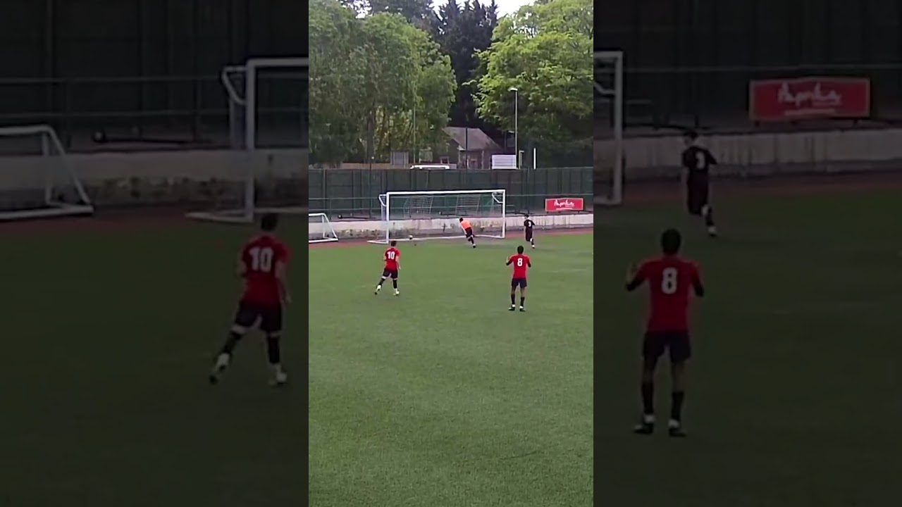 Ex professional goalkeeper, Martin Horsell, showing Player Pathway Programme students how it's done😱